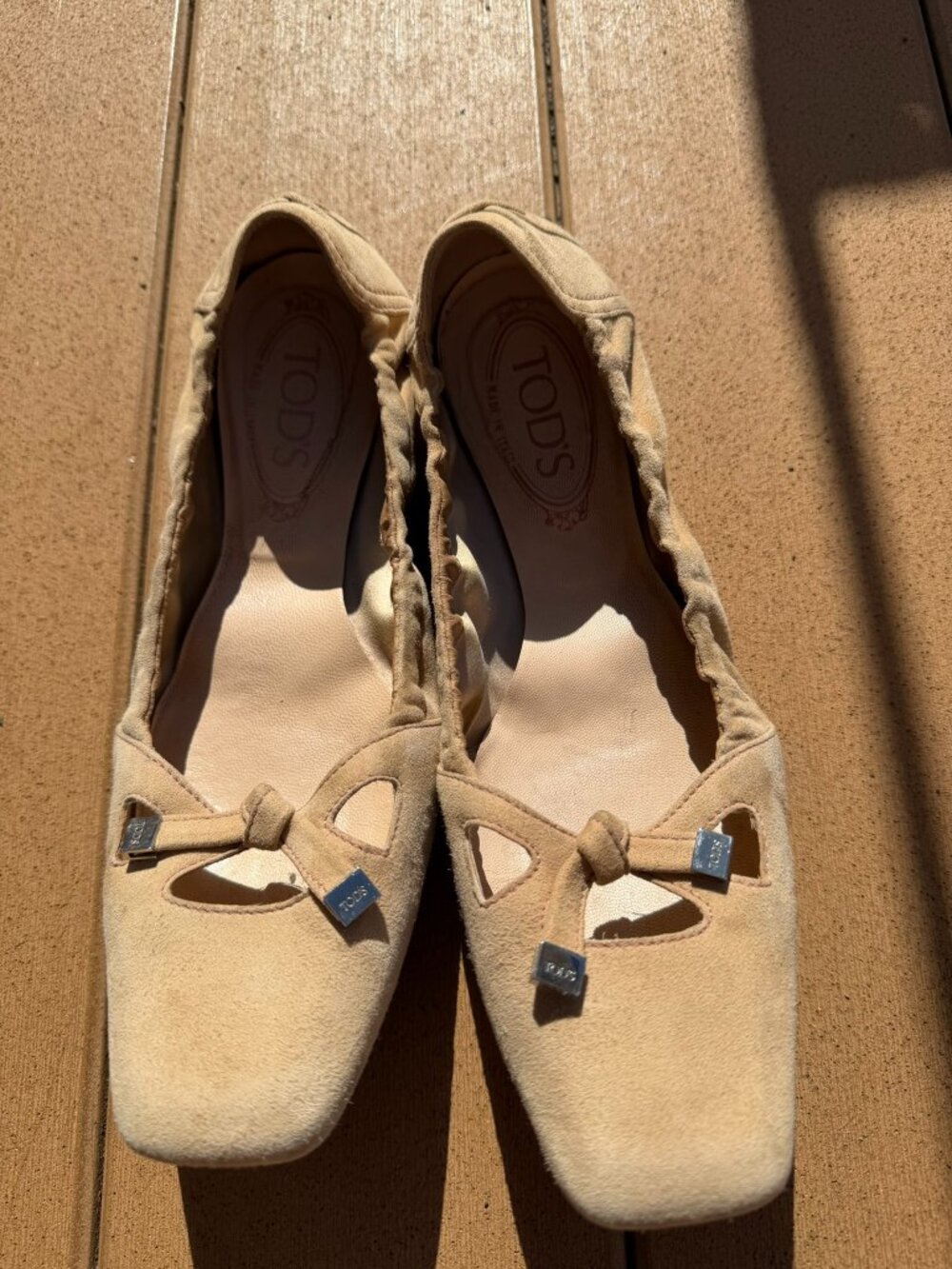 READ DESCRIPTION Tod's Tan Suede Ballet Flats Bow Cutout Made in Italy Size 9.5